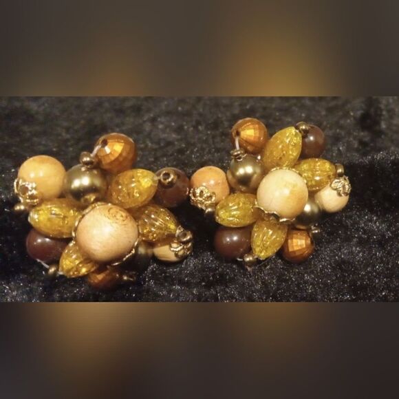 Vintage clip on earrings - Picture 1 of 4